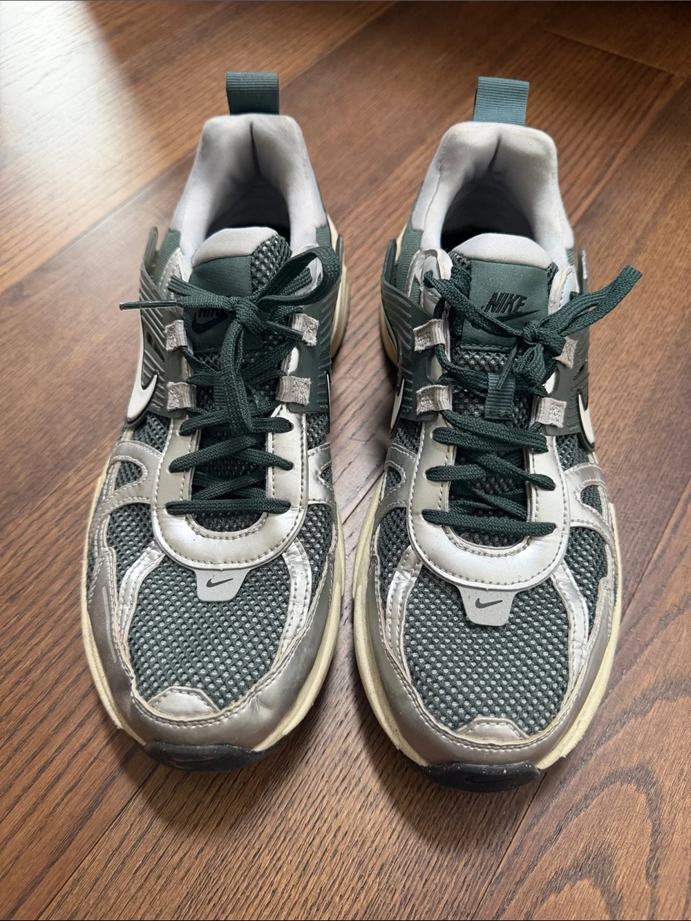 Nike Men's Dark Green and Light Gray Athletic Sneakers